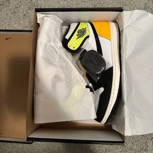 Air Jordan 1 Retro Volt (Defective Pair)
